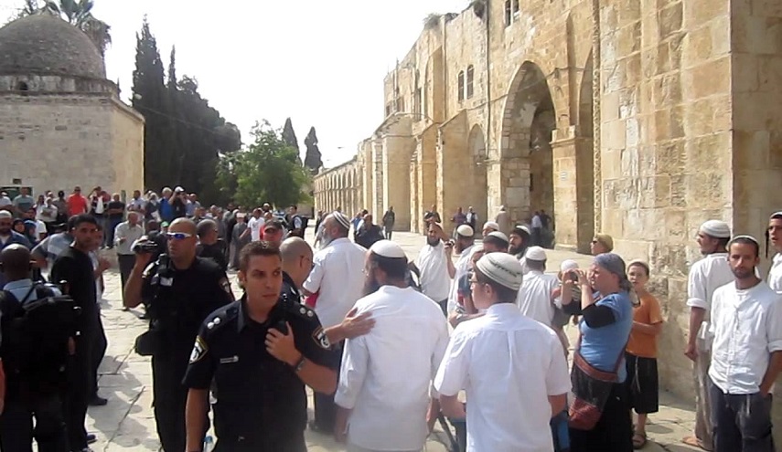 مستوطنون يقتحمون باحات المسجد الأقصى تحت حراسة شرطة الاحتلال