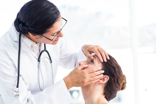 كثرة استخدام الهاتف أدى إلى فقدانها بصرها !!