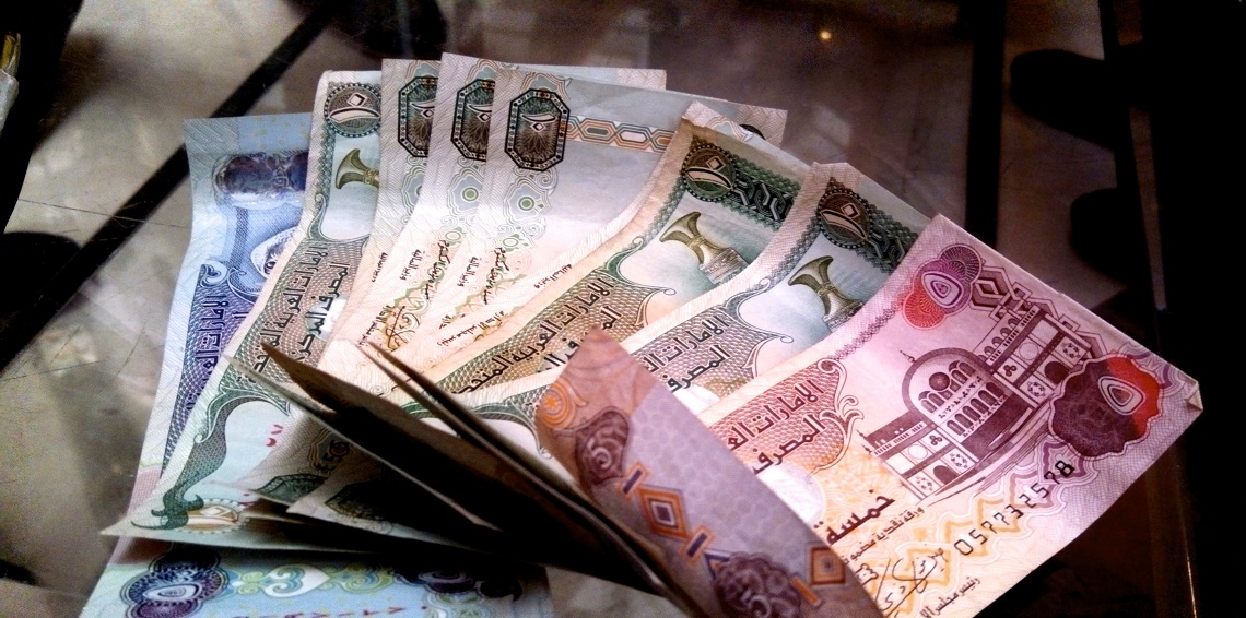 موظفة بنك في دولة عربية تختلس آلاف الدولارات بطريقة مبتكرة