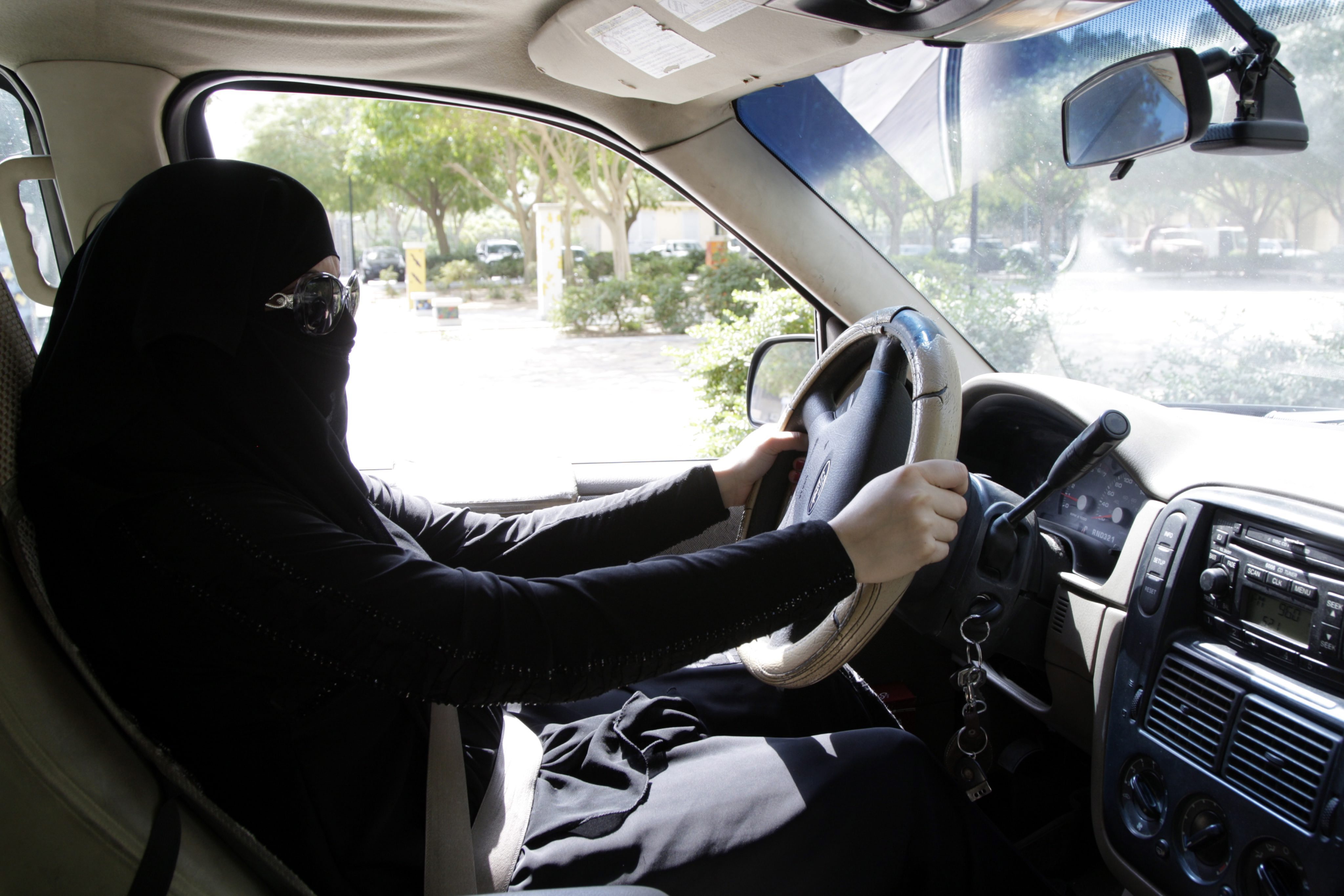 السماح للمرأة بقيادة السيارة في السعودية يحدث اضطرابات في ولاية هندية!!