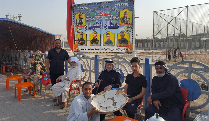 موكب عطاء الشهداء أهالي البصرة في خدمة زوار الحسين (ع)