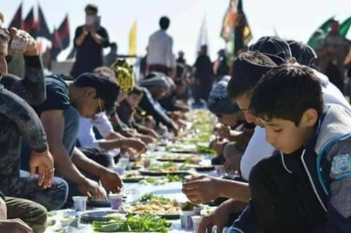 بالصور: أطول سفرة في العالم تمتد على طريق زوار الاربعين وتسجل رقماً قياسياً جديداً