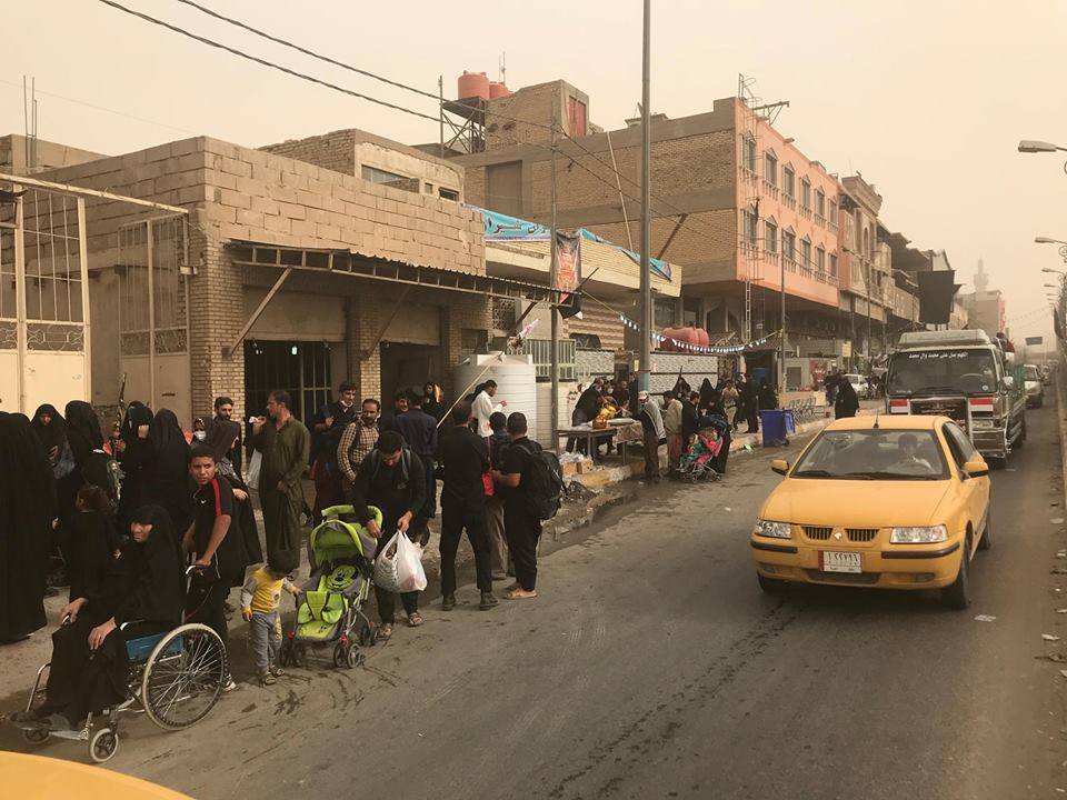بالصور.. استمرار توافد زوار الأربعين على النجف رغم العاصفة الترابية 