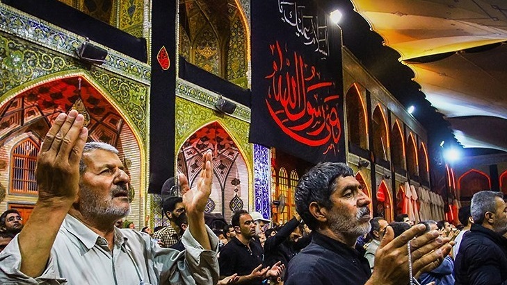  بالصور.. زوار اربعين الامام الحسين(ع) في حرم أمير المؤمنين علي(ع) 