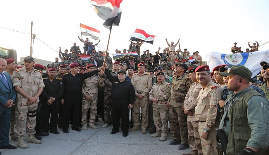 بالصور.. العبادي يرفع العلم العراقي في القائم 