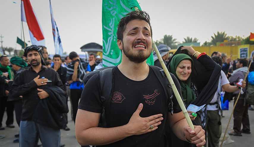 شاهد بالصور.. المشاعر الجياشة لزوار الإمام الحسين (ع) لحظة وصولهم إلى كربلاء 