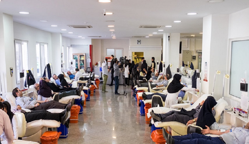 بالصور.. آلاف الايرانيين يتبرعون بالدم لإسعاف جرحى الزلزال