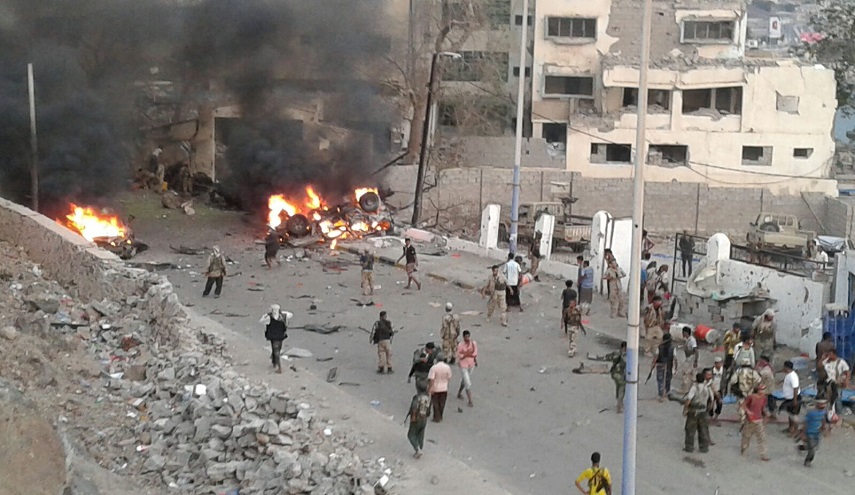 انفجار عنيف يهز حي عبد العزيز بعدن اليمنية
