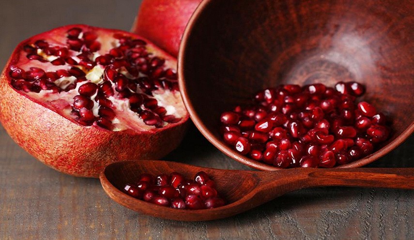 للتخلص من بقع الرمان على الأظافر والملابس...اقرا هذا المقال