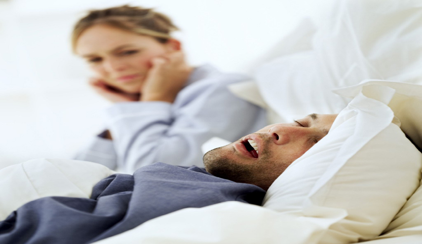 هل تشخر أثناء نومك ؟ راجع طبيبك حالاً فأنت مهدد بـ …