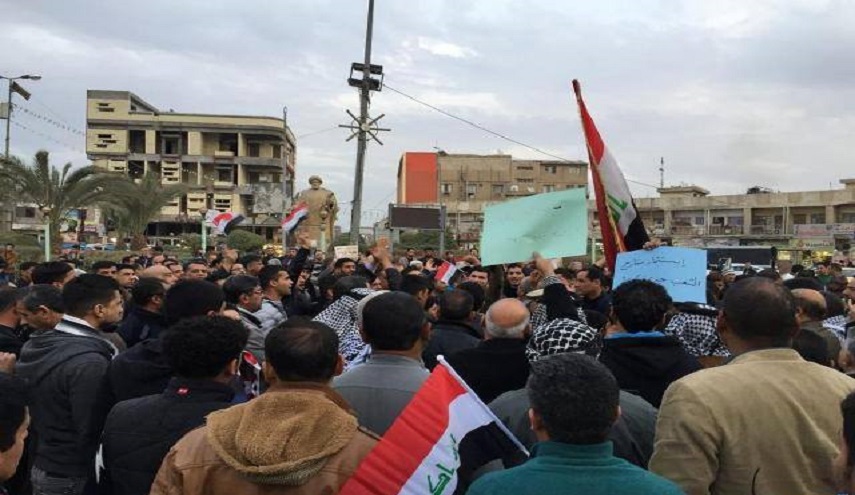 متظاهرو ذي قار يحرقون سيارات المحافظ ...اليكم التفاصيل