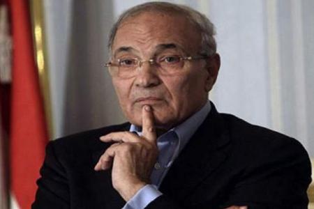 الصورة الأولى لأحمد شفيق في الطائرة بعد ترحيله