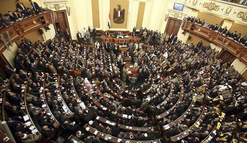 البرلمان المصري يوافق على قانون يحظر العمل السياسي داخل "الهيئات الشبابية"