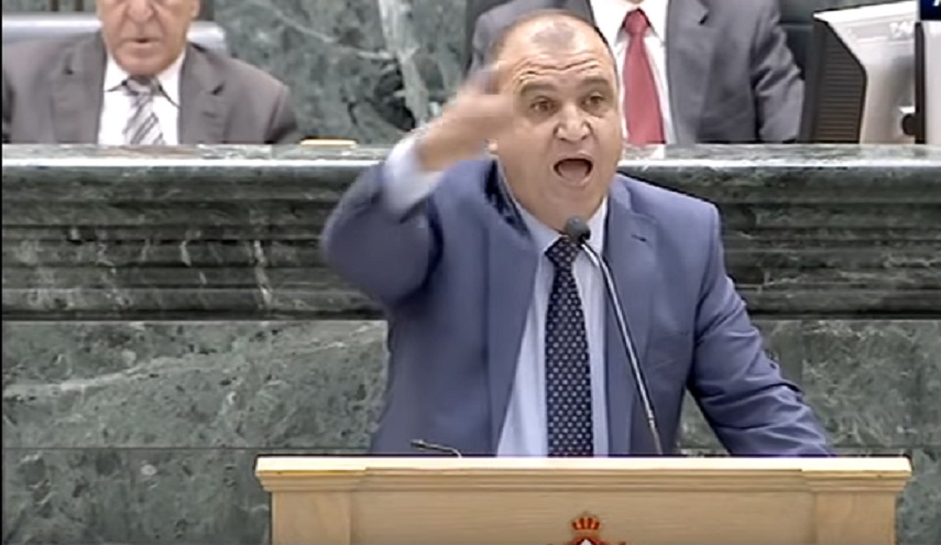 شاهد بالصورة... نائب أردني يختار طريقة خاصة للرد على نتنياهو