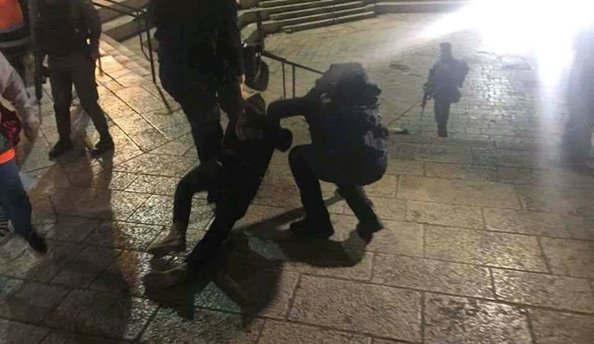 بالصور..26 إصابة و6 معتقلين في قمع الاحتلال اعتصام باب العامود بالقدس
