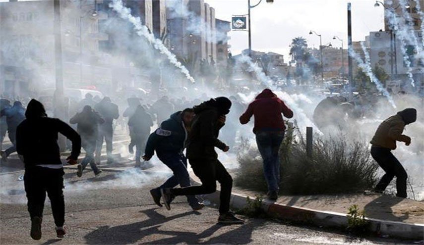عملية طعن وإصابة العشرات الفلسطينيين بالاختناق