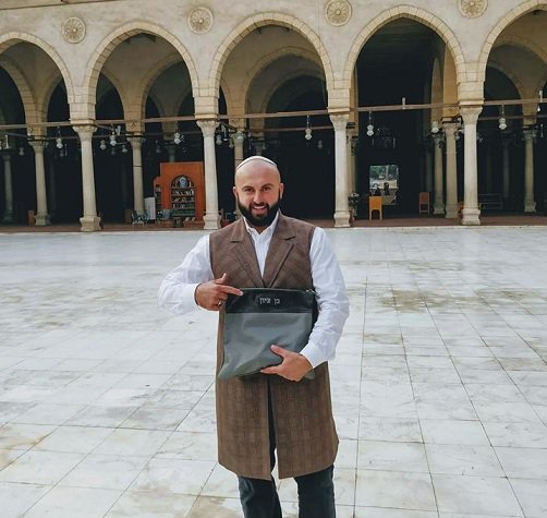 “شاهد” بعد زيارته للمسجد النبوي.. الصهيوني “بن تزيون” يظهر في هذه الدولة العربية !