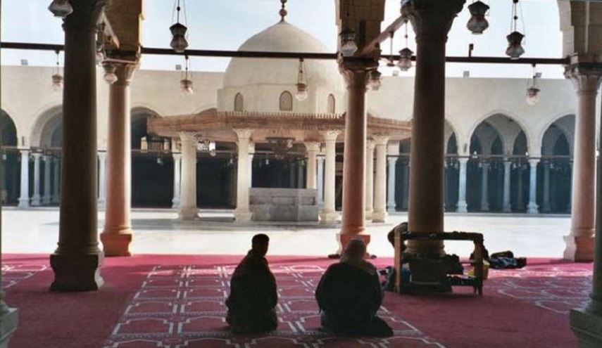 بعد الحرم النبوي.. مدون إسرائيلي يدخل أعرق مساجد مصر