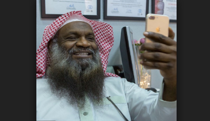 الكلباني يتحول إلى معلن لمركز أسنان ومغردون: “لقد أرعبت اليهود ببياض أسنانك"!