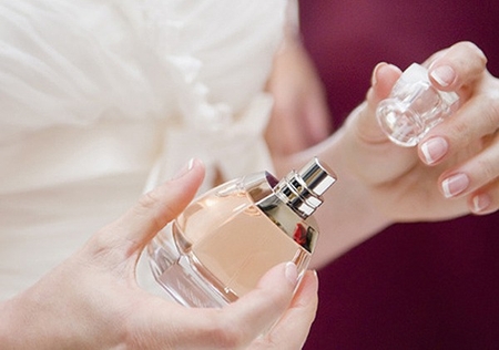  لا تسمح للبائع بخداعك.. كيف تفرق بين العطر الأصلي والمقلد؟