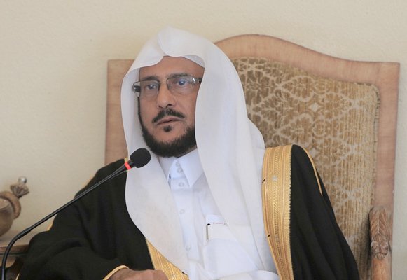 “شاهد” مستشار الملك سلمان يدعو الناس للزهد ويشتري أرضا بـ 218 مليون ريال