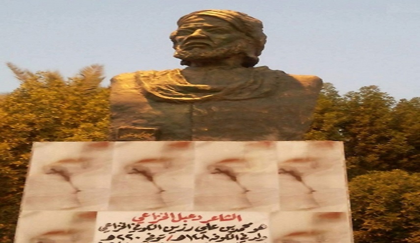 بالصور.. سائق متهور يحطم نصب شاعر تاريخي في النجف 