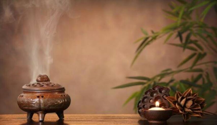  البخور مادة ذات رمزية دينية وخصائصها لا تعد ولا تحصى .. تعرف عليها