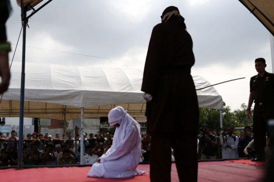 بالصور : جلد عروسين قبل الزواج بأيام في إندونيسيا.. ما هو السبب؟! 