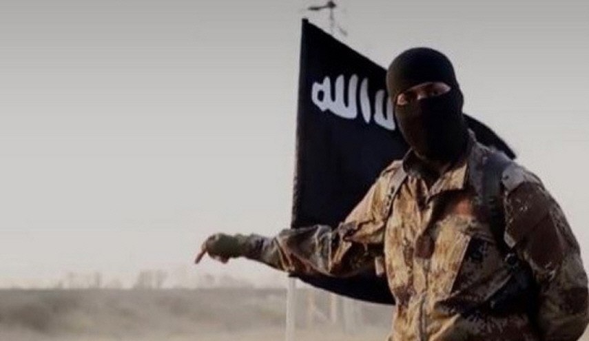 "شاهد" طفلة تتوسل إلى والدها الداعشي قبل تفجير نفسه !
