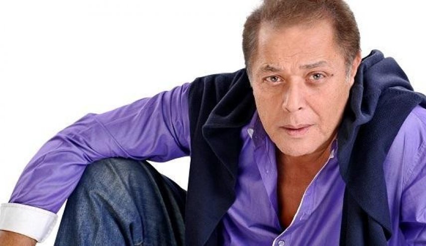 لماذا ترك محمود عبد العزيز التمثيل واتجه لبيع الصحف؟