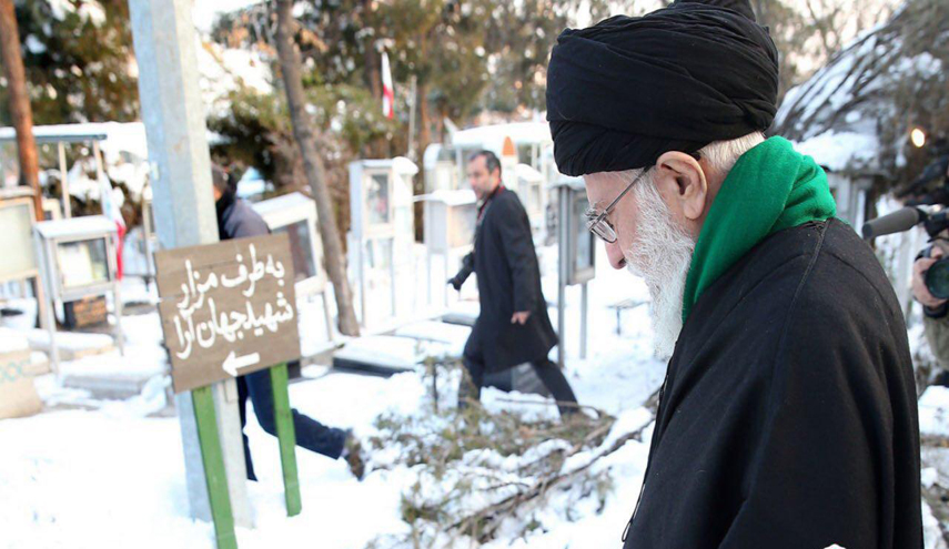 بالصور؛ آية الله خامنئي يزور مرقد الإمام الخميني (رض) وقبور الشهداء