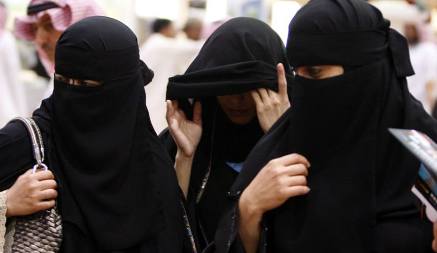 العالم يضج بالحديث عن إسقاط الطائرة والصواريخ الإسرائيلية.. والسعودية مشغولة بـ"حديث العباءة"!!