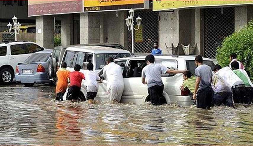 الأمطار والسيول تعلق الدراسة في السعودية لليوم السادس