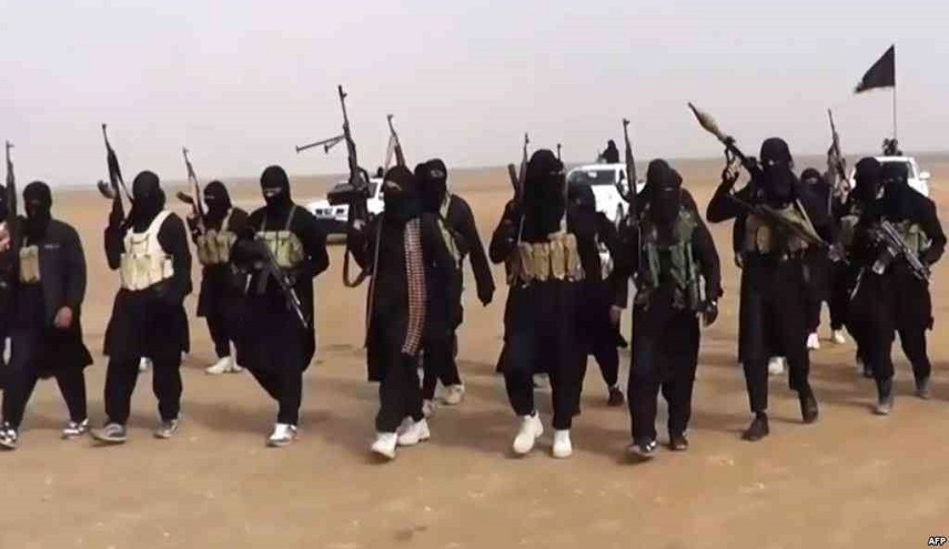 بالصور.. أسلحة اسرائيلية وأمريكية بعضها أنتج في باكستان بمخازن "داعش"