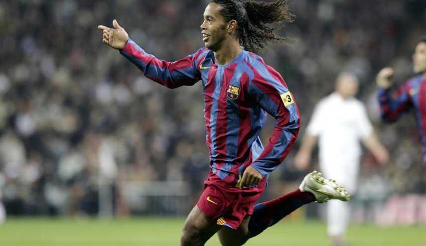 لماذا ترك النجم البرازيلي رونالدينيو نادي برشلونة؟!