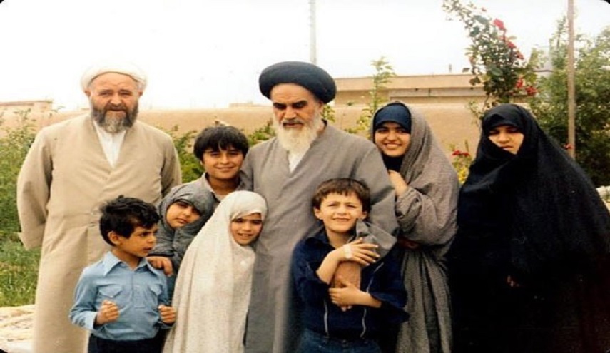 هكذا كان الإمام الخميني(قده) يتعامل مع أسرته...