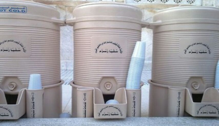 جدل في تويتر.. هل فرضت السعودية ضريبة على "زمزم" (صور)
