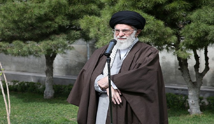 بالصور.. الامام الخامنئي يغرس بيده ويدعو المسؤولين للمحافظة على الثروة النباتية 