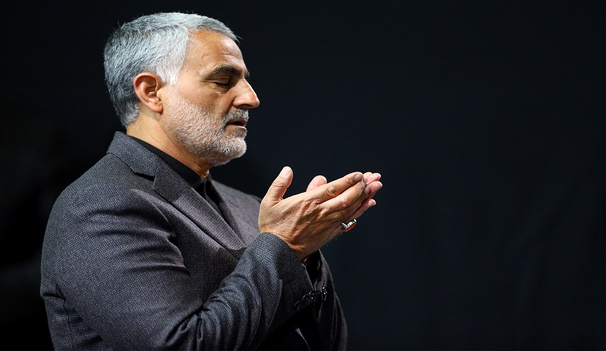 شاهد بالصورة.... اللواء قاسم سليماني يزور قبر والدته في ذكرى ولادة السيدة الزهراء عليها السلام