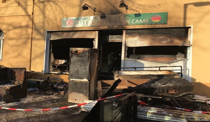ملثمون مجهولون يحرقون مسجدا في برلين