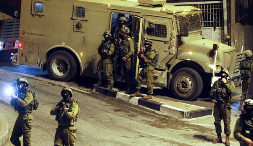 الاحتلال يعتقل 15 فلسطينيا بالضفة