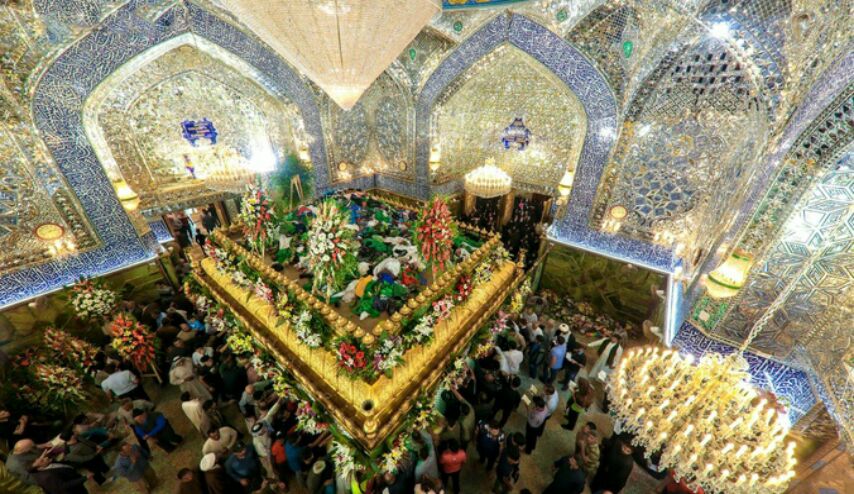 النجف الاشرف : جموع الزائرين تحيي ذكرى مولد الامام علي (ع) عند مرقده الطاهر