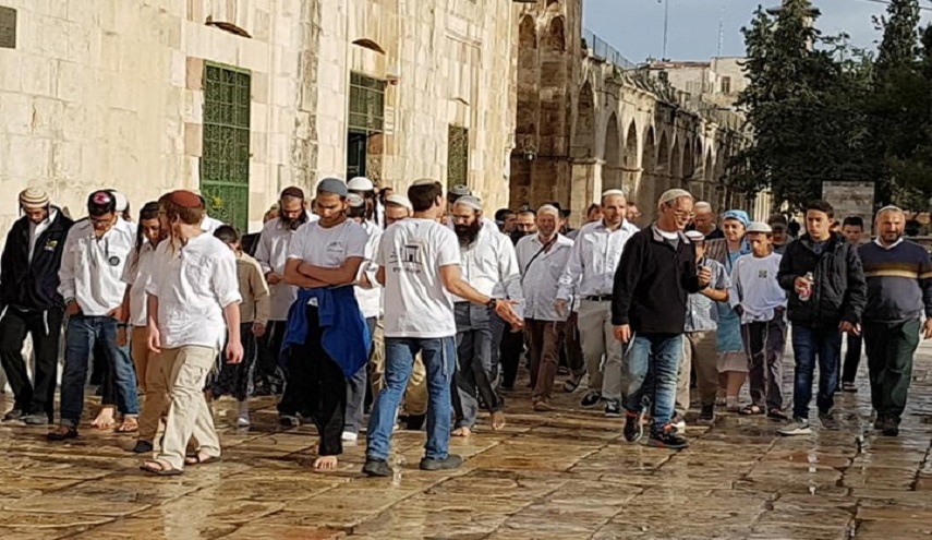  شاهد..مستوطنون يقتحمون الأقصى ويؤدون شعائر تلموديه 