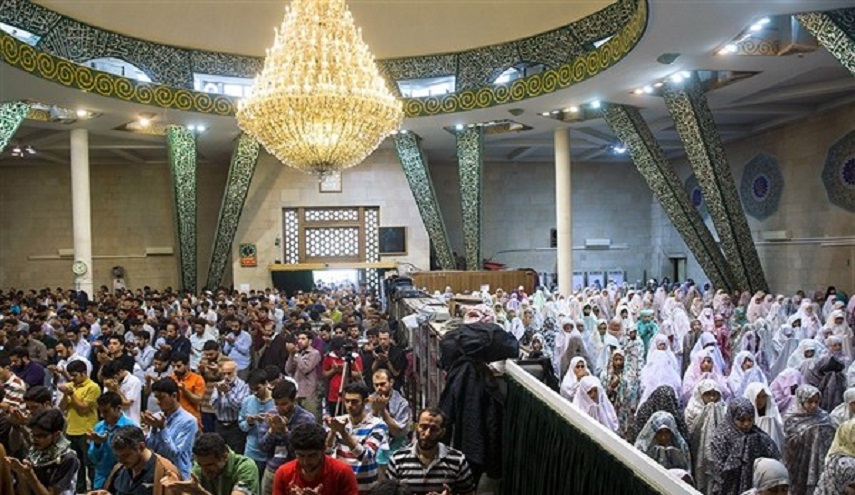 الشباب الإيرانيون يحيون سُنة الاعتكاف بمناسبة الأيام البيض
