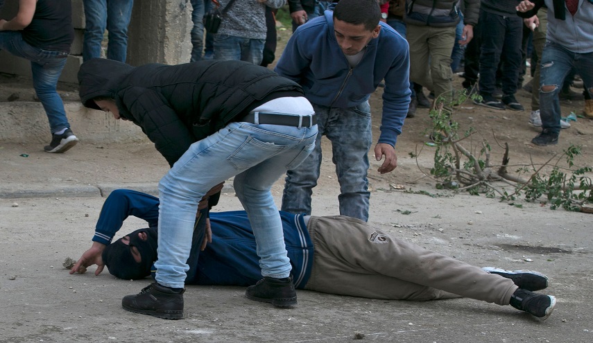 قناص إسرائيلي ينتشي فرحا بإعدام شاب فلسطيني