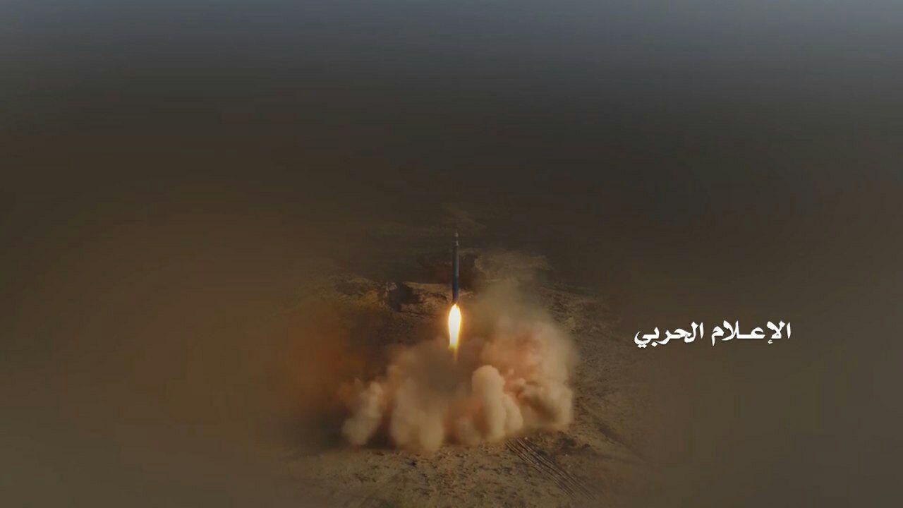 شاهد لحظة اطلاق القوات اليمنية صواريخ بدر وبركان على اهداف سعودية