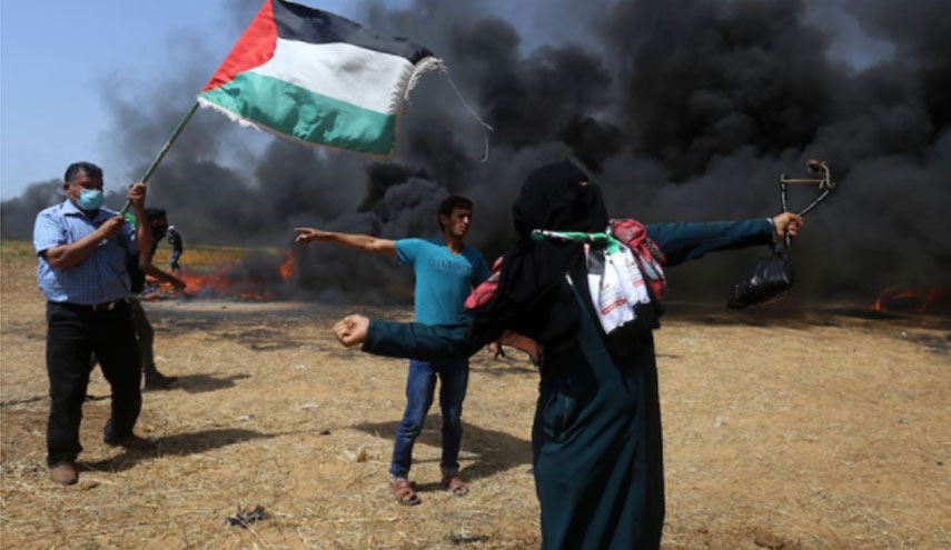 بالصور..المرأة الفلسطينية تشارك بقوة في مسيرات العودة