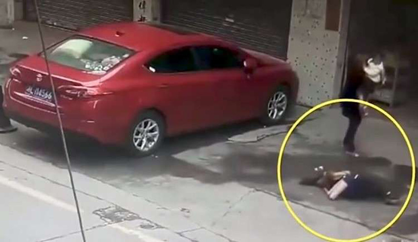 بالفيديو.. حيوان يسقط على فتاة من "السماء" وهذا ما حدث لها!