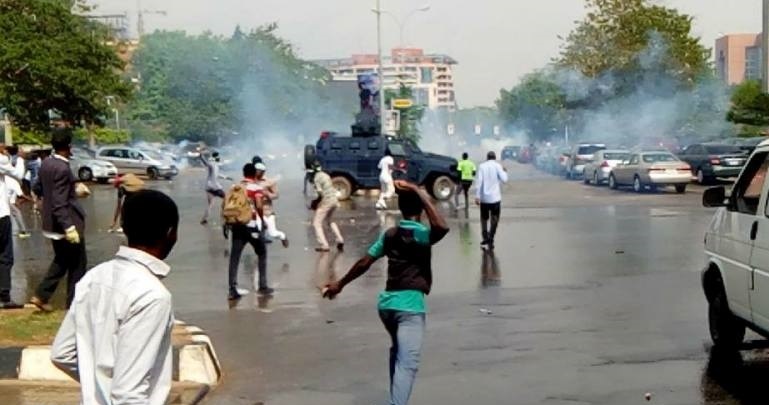 حمله نيروهاي پليس نيجريه به مراسم تشييع پيكر يكي از شهداي جنبش اسلامي