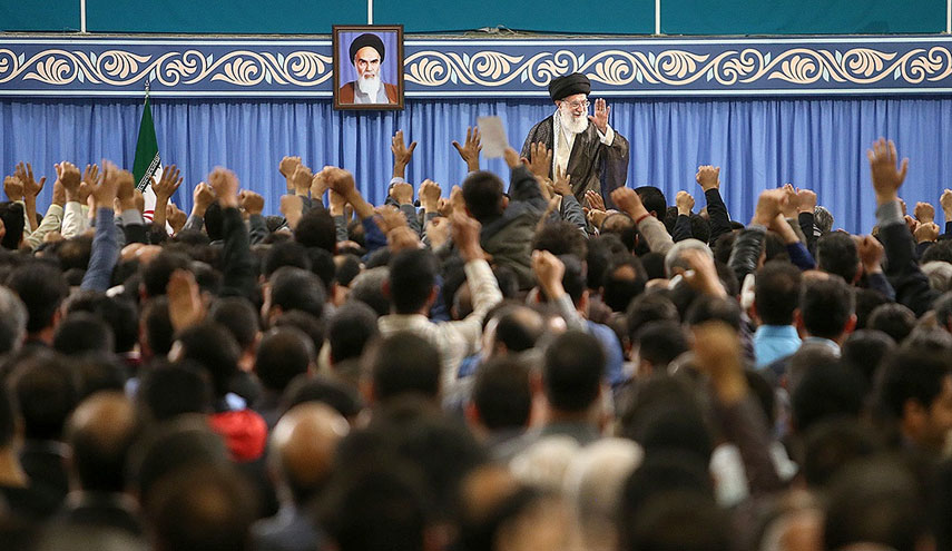صور..آية الله السيد الخامنئي يستقبل حشداً من العمال